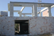 Konstruktion Außen- und Innenwände (Außenwand aus Naturstein 28 cm – Innenwand Ziegel 12 cm und Wärmeisolierung)