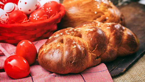 Traditioneller griechischer Oster-Zopf, der Tsoureki