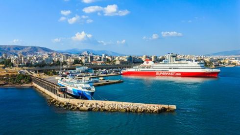 Direkter Bahnverkehr vom Athener Flughafen zum Hafen in Piräus